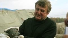 Веселин Игнатов показва една от сребърните чаши с позлата, открити от археологическия екип в Източната могила край Караново.